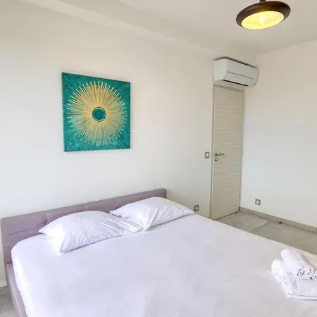 Evasion De Reve : 3p, Piscine, Tennis, Wifi, Park. アンティーブ